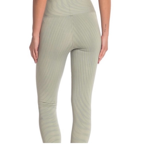 ALO leggings high waist airbrush pistachio colored. - Picture 2 of 6